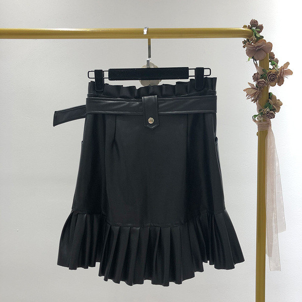 Fekete műbőr rövid női szoknya cipzárral és övvel