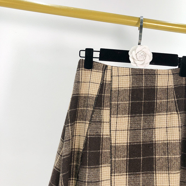 Hosszú aszimmetrikus kockás szoknya magas derékkal