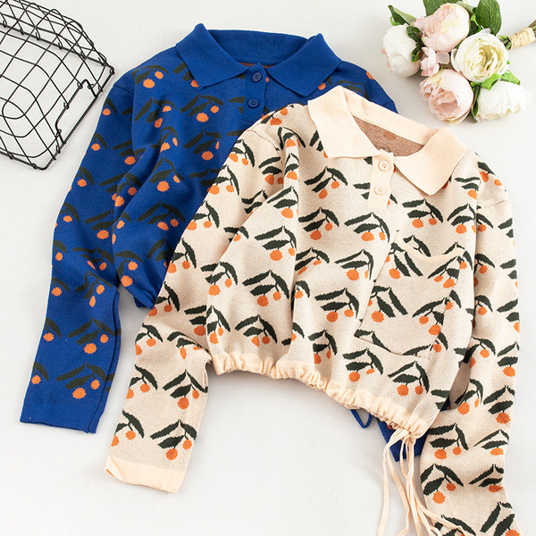 Női pulóver két színben klasszikus gallérral és zsebbel