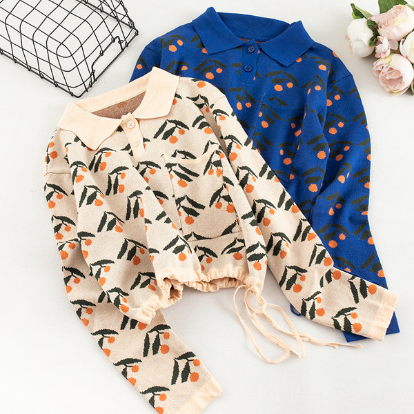 Női pulóver két színben klasszikus gallérral és zsebbel