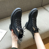 Női csizma fűzővel és fém díszítéssel, fekete színben