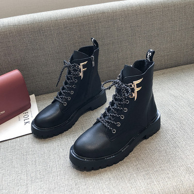 Női csizma fűzővel és fém díszítéssel, fekete színben