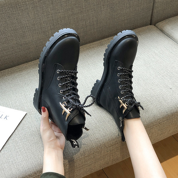 Női csizma fűzővel és fém díszítéssel, fekete színben