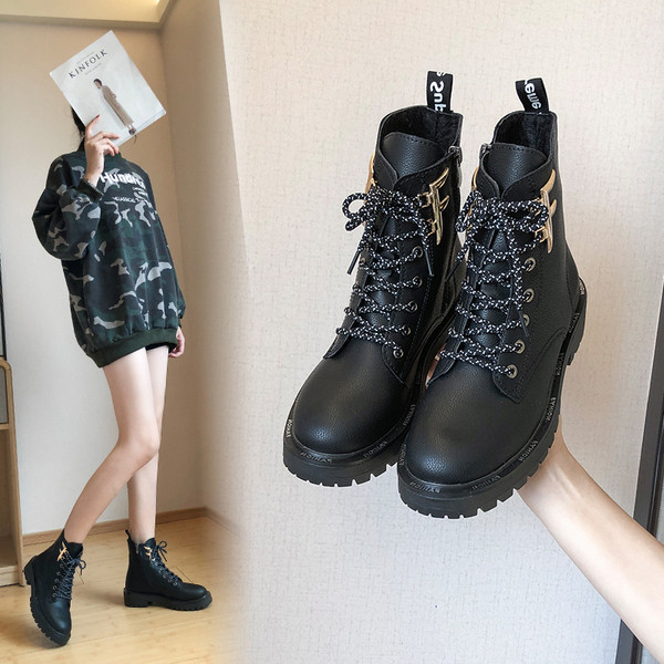 Női csizma fűzővel és fém díszítéssel, fekete színben