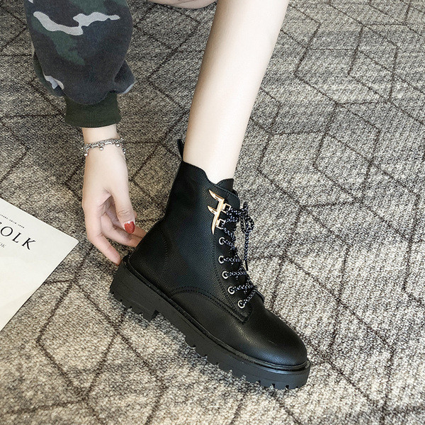 Női csizma fűzővel és fém díszítéssel, fekete színben