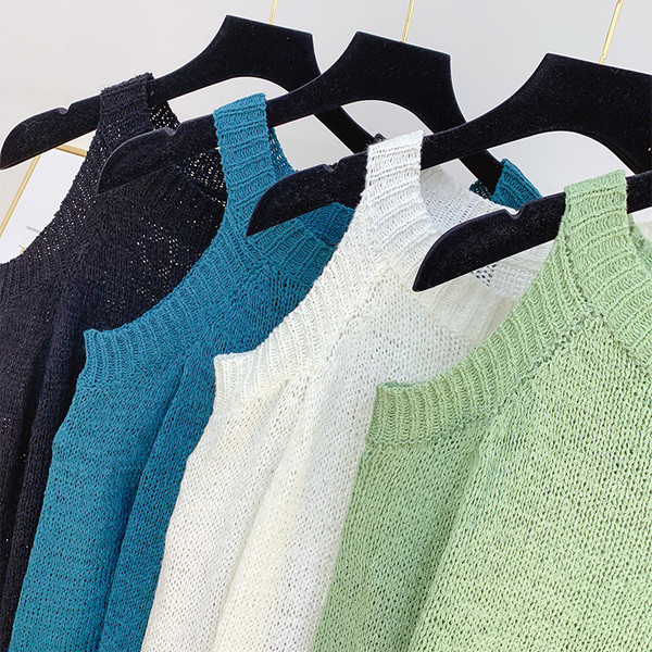 Modern női pulóver csupasz vállal, több színben