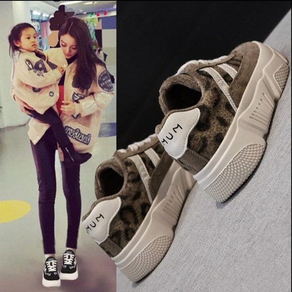 Modern női tornacipő durva talppal, állatmintával