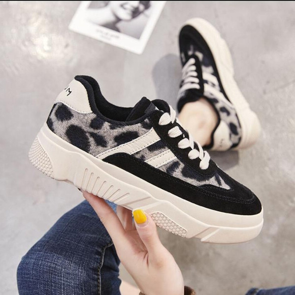 Modern női tornacipő durva talppal, állatmintával