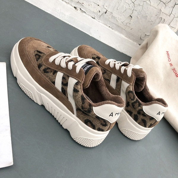 Modern női tornacipő durva talppal, állatmintával