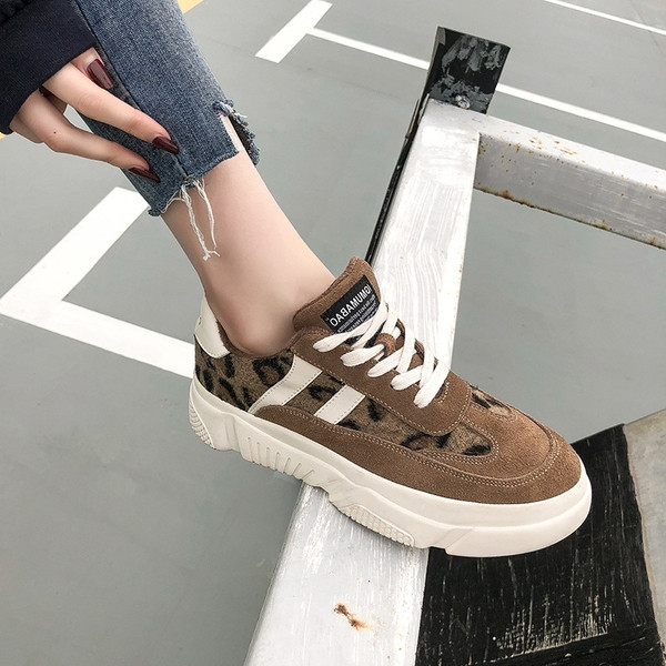 Modern női tornacipő durva talppal, állatmintával