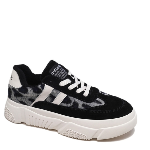 Modern női tornacipő durva talppal, állatmintával