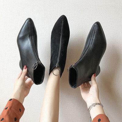 Κομψές γυναικείες μπότες με φερμουάρ σε μαύρο χρώμα