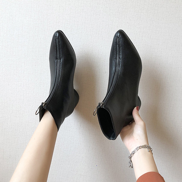 Cizme de dama stilate model ascutit cu fermoar de culoare neagra