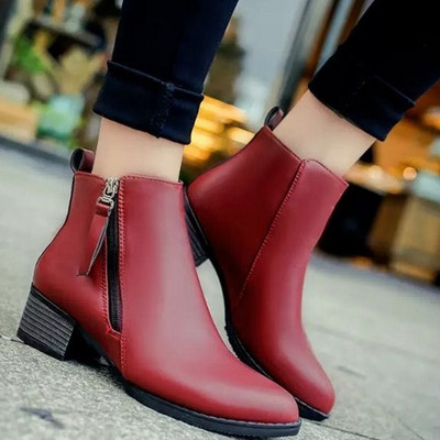 Μοντέρνες γυναικείες μπότες με φερμουάρ σε κόκκινο και μαύρο χρώμα
