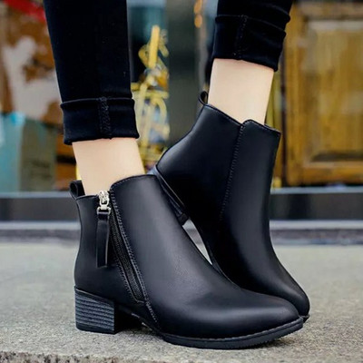 Modern női csizma piros és fekete cipzárral