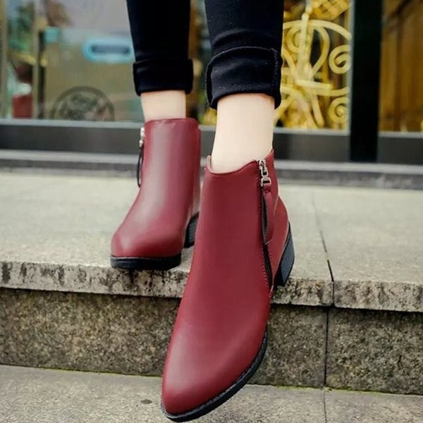 Modern női csizma piros és fekete cipzárral