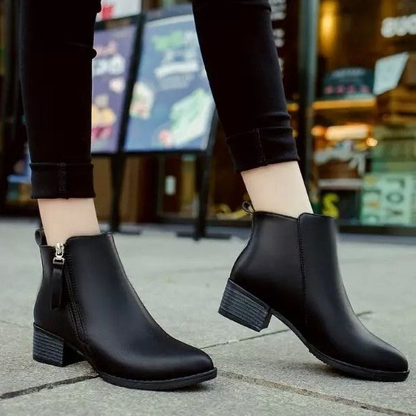 Modern női csizma piros és fekete cipzárral