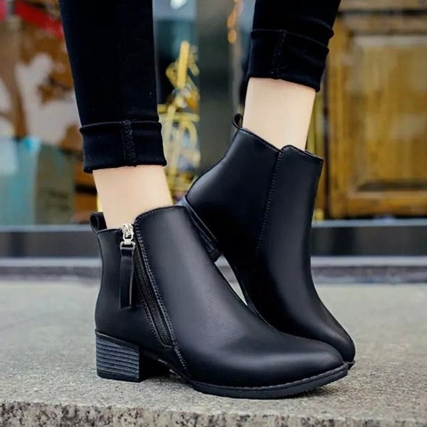 Modern női csizma piros és fekete cipzárral