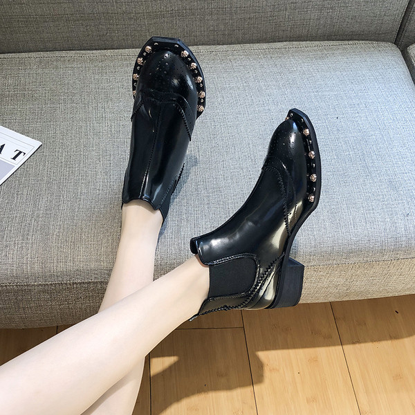 Model nou de ghete de dama cu elemente metalice de culoare neagra