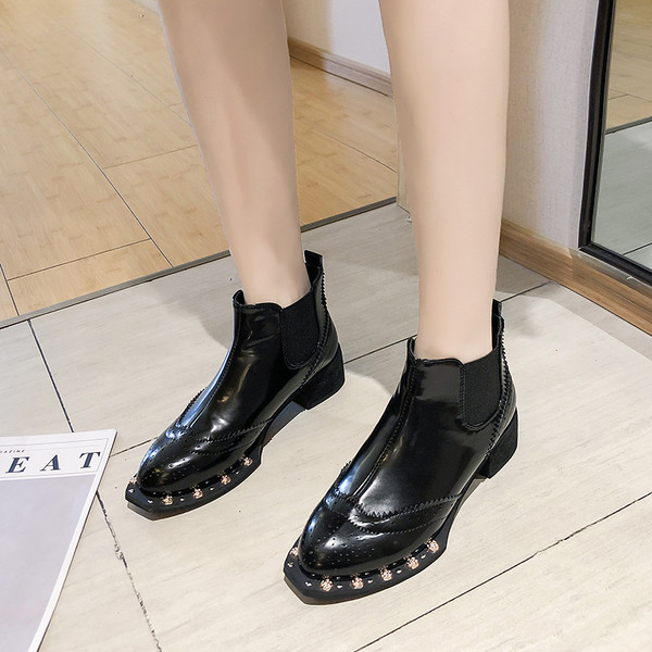 Model nou de ghete de dama cu elemente metalice de culoare neagra