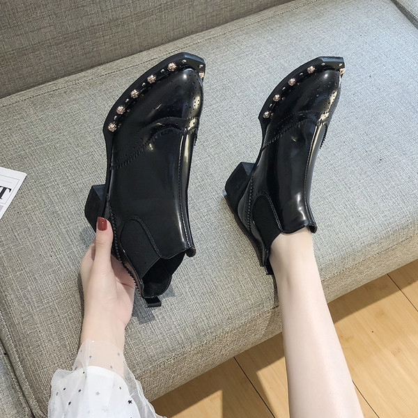 Model nou de ghete de dama cu elemente metalice de culoare neagra