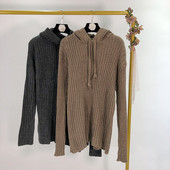 Hosszú, vastag pulóver kapucnival és nyakkendővel