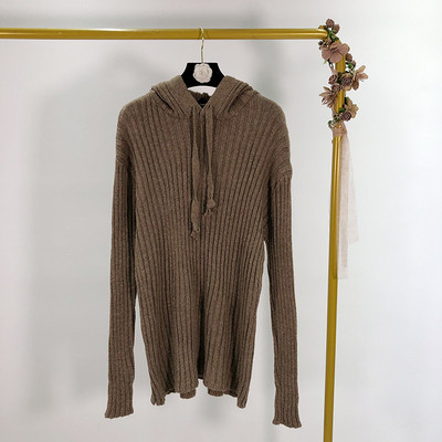 Hosszú, vastag pulóver kapucnival és nyakkendővel