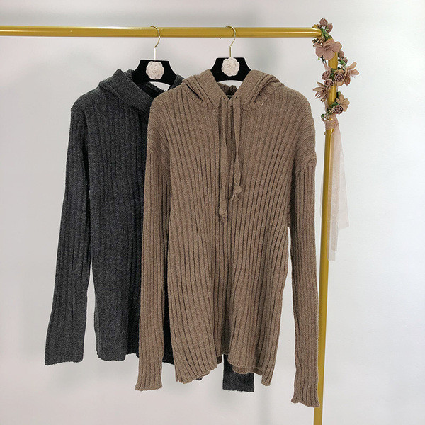 Hosszú, vastag pulóver kapucnival és nyakkendővel