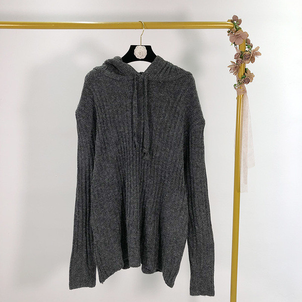 Hosszú, vastag pulóver kapucnival és nyakkendővel