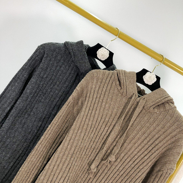 Hosszú, vastag pulóver kapucnival és nyakkendővel