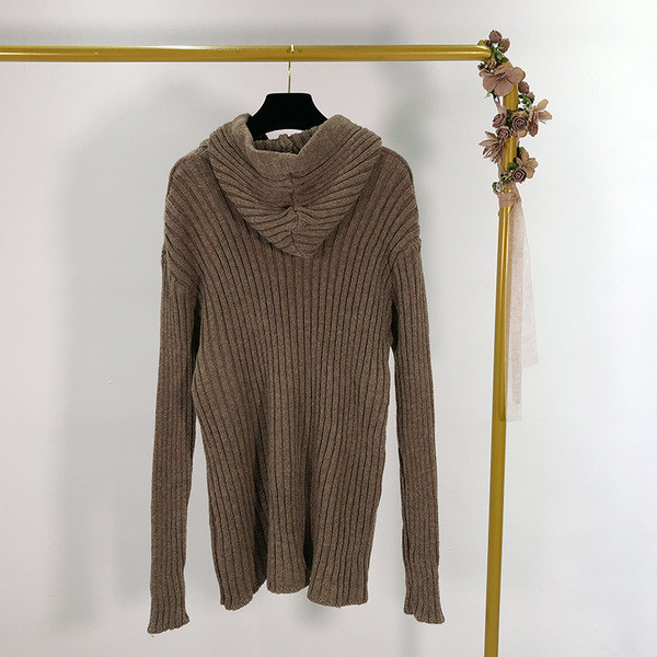 Hosszú, vastag pulóver kapucnival és nyakkendővel