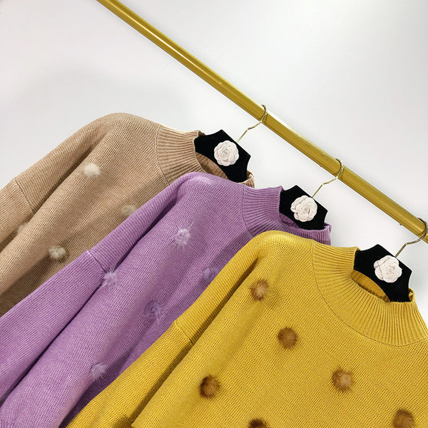 Női alkalmi pulóver sárga, lila és bézs pehelyszínnel