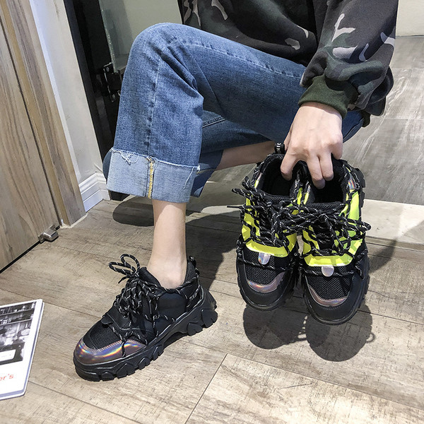 Fekete és sárga fűzős női tornacipő új modellje