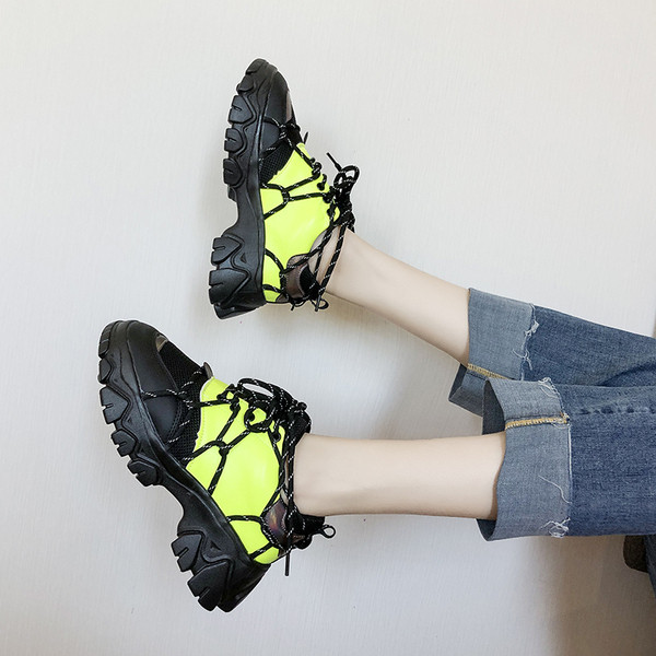 Fekete és sárga fűzős női tornacipő új modellje