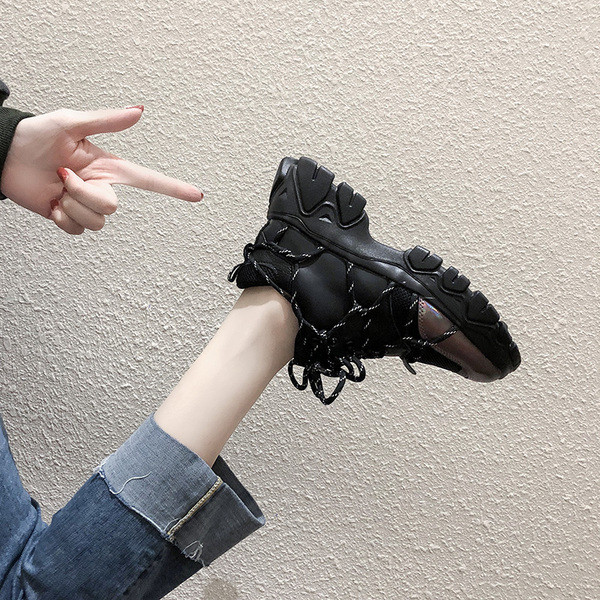 Fekete és sárga fűzős női tornacipő új modellje