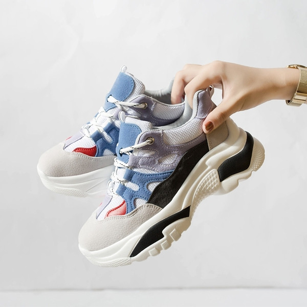 Női tornacipő velúr elemmel, durva talppal, két színben