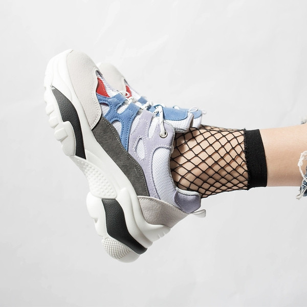 Női tornacipő velúr elemmel, durva talppal, két színben