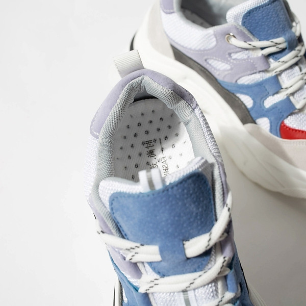 Női tornacipő velúr elemmel, durva talppal, két színben