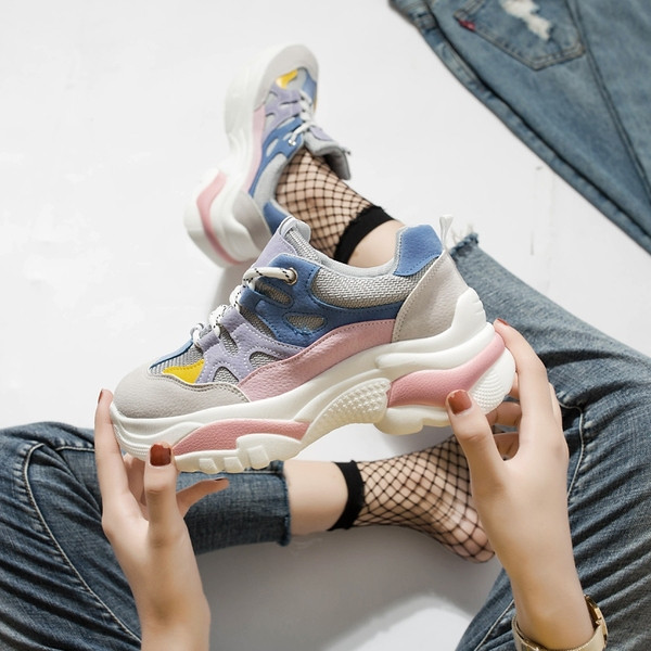 Női tornacipő velúr elemmel, durva talppal, két színben