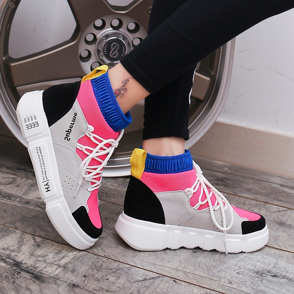 Tenisi moderni de dama cu piele intoarsa in mai multe culori