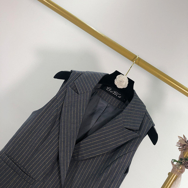 Csíkos elegáns női mellény sötét színben