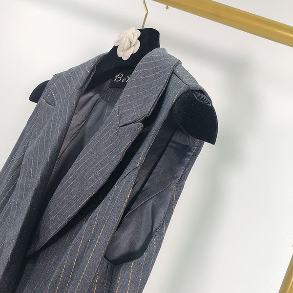 Csíkos elegáns női mellény sötét színben