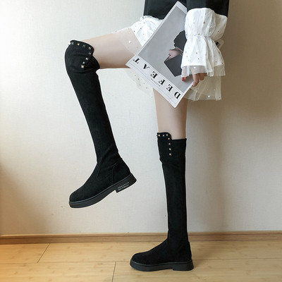 Μοντέρνες γυναικείες μπότες με επίπεδη σόλα και μεταλλικά στοιχεία σε μαύρο χρώμα