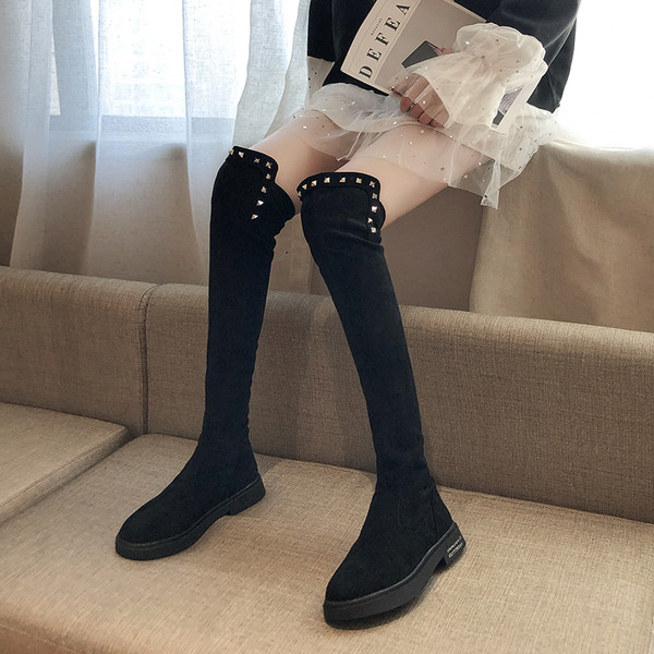 Modern női csizma lapos talppal és fém elemekkel fekete színben