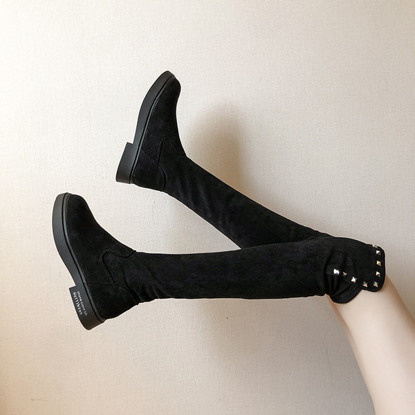 Modern női csizma lapos talppal és fém elemekkel fekete színben