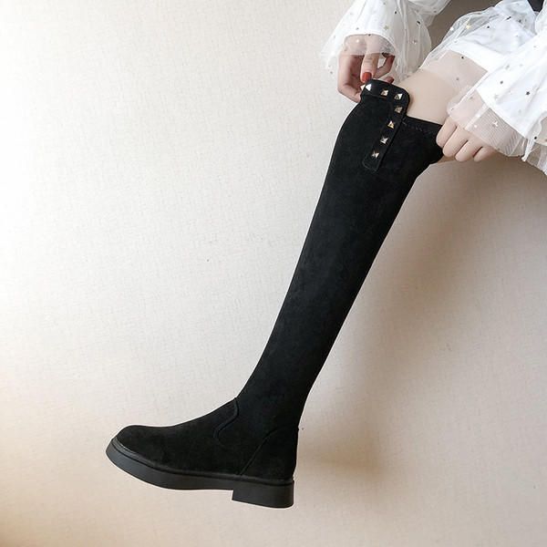 Modern női csizma lapos talppal és fém elemekkel fekete színben