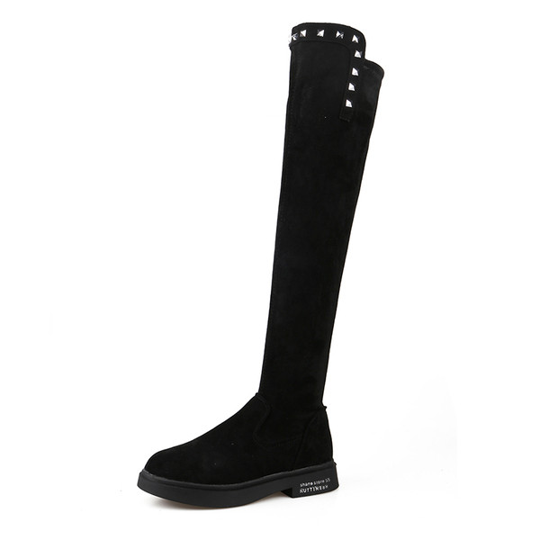 Modern női csizma lapos talppal és fém elemekkel fekete színben