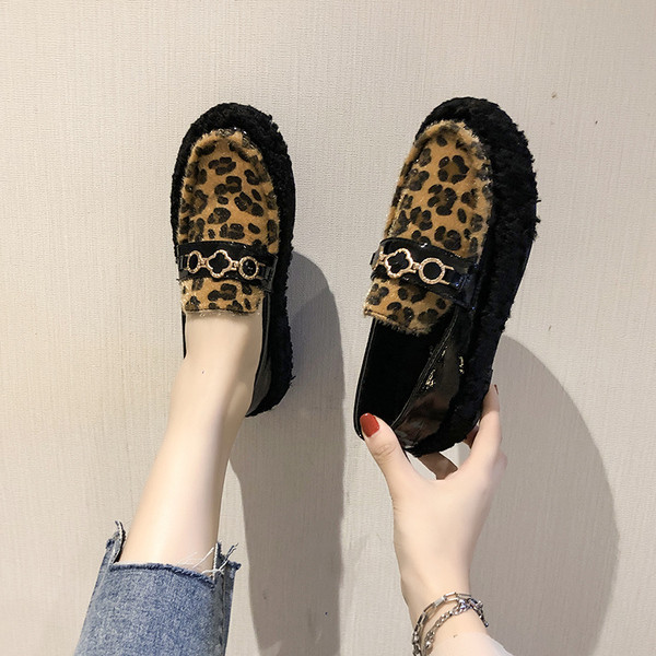 Őszi női mokaszinok fém díszítéssel két színben