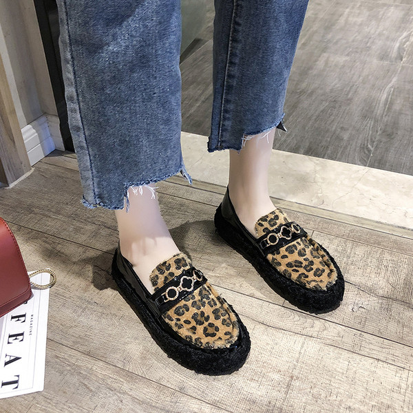 Őszi női mokaszinok fém díszítéssel két színben