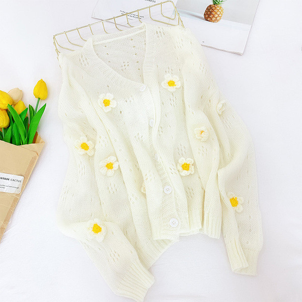 Női kardigán 3D elemes virágokkal és fehér gombokkal